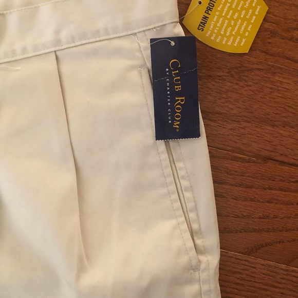 Charter club wrinkle free shorts with stein protector. Size: 40 - Picture 3 of 7
